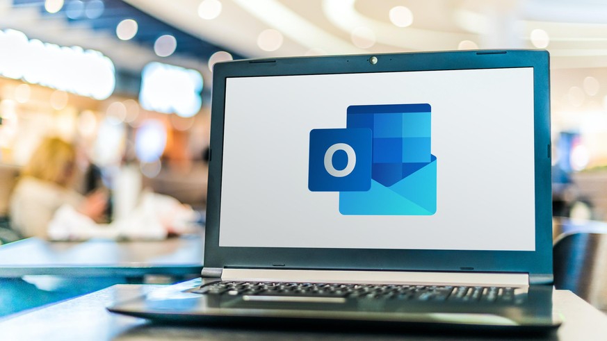 Laptop mit Outlook von Microsoft. Nutzer des E-Mail-Programms melden nach einem Update Probleme bei der Anzeige von Mails.