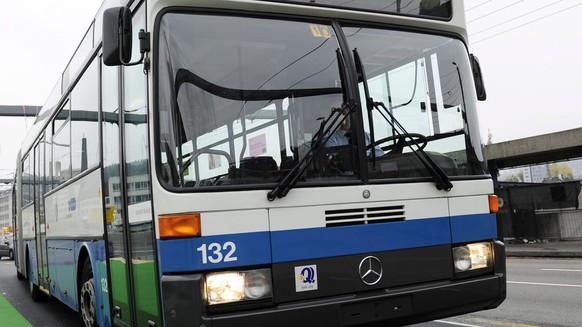 Ein Mercedes Trolleybus der Verkehrsbetriebe der Stadt Zuerich (VBZ), aufgenommen am Montag, 18. Oktober 2010 in Zuerich. Die VBZ wollen im uebernaechsten Jahr ihre Trolleybusflotte erneuern. Die Merc ...