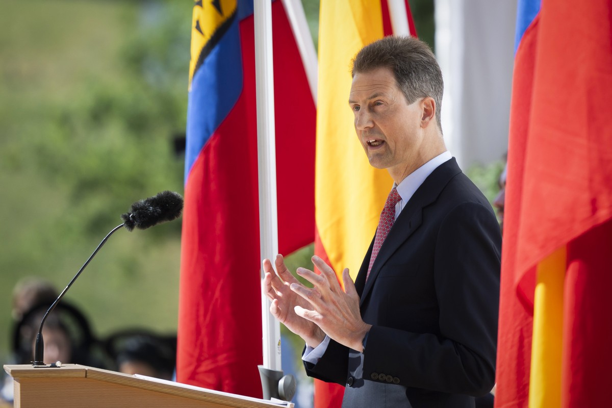 Erbprinz Alois von und zu Liechtenstein spricht waehrend seiner Ansprache am Liechtensteiner Staatsfeiertag, am Samstag, 15. August 2026, auf der Schlosswiese vor dem Schloss in Vaduz. (KEYSTONE/Peter ...