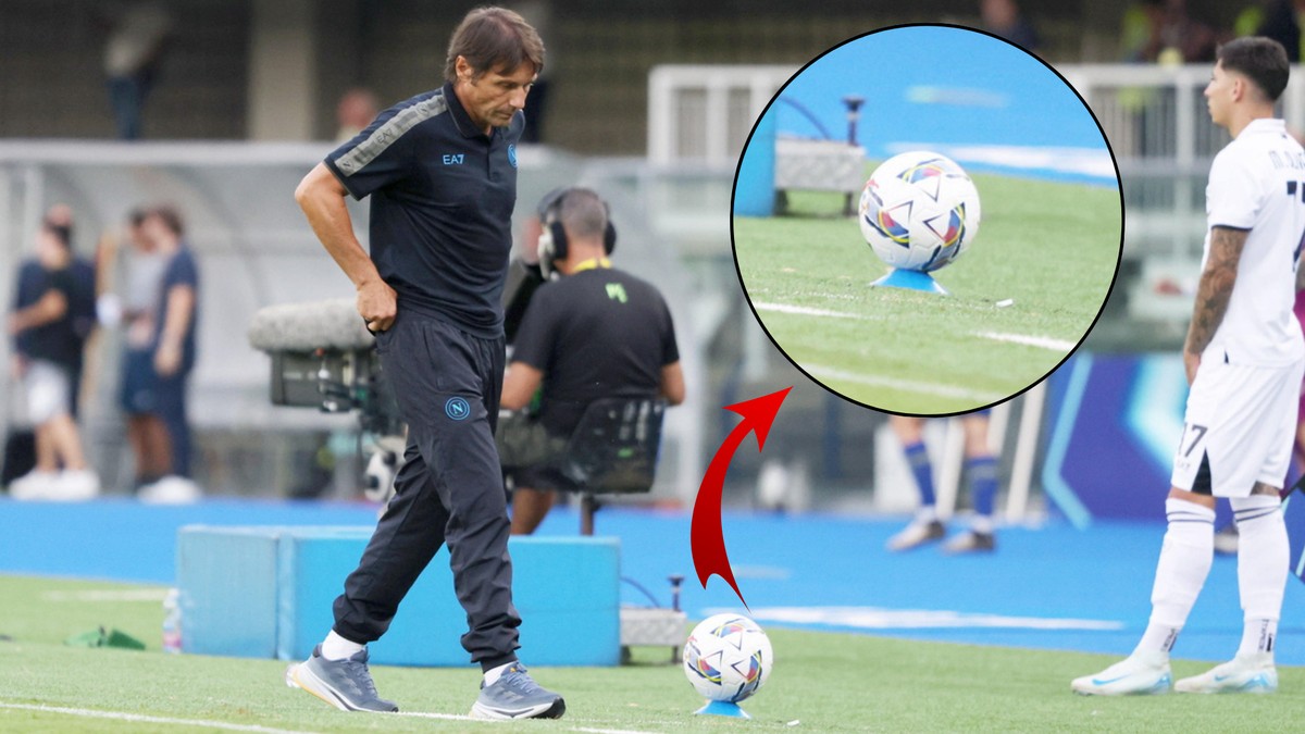 Antonio Conte et un des ballons posés autour du terrain.