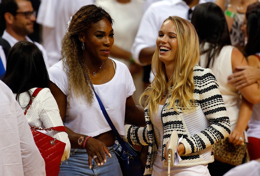 Serena Williams und Single-Girl Caroline Wozniacki amüsierten sich köstlich.