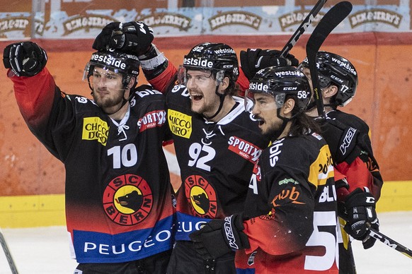 Berns Tristan Scherwey, Gaetan Haas und Eric Blum, von links, feiern ihren Treffer zum 3:1i im dritten Eishockey Playoff-Finalspiel der National League zwischen dem SC Bern und dem EV Zug, am Dienstag ...