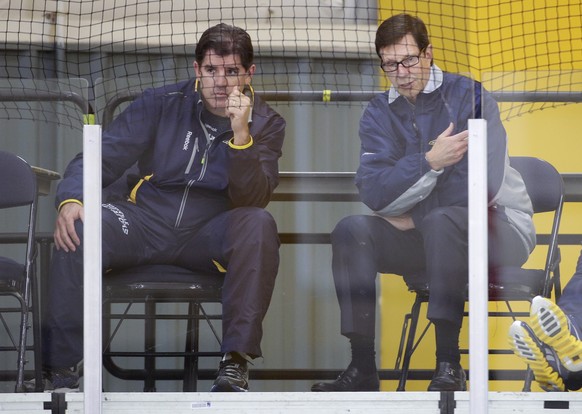 Nashville Predators head coach Peter Laviolette, left, and general manager David Poile watch rookies practice at NHL hockey training camp Monday, Sept. 22, 2014, in Nashville, Tenn. (AP Photo/Mark Hum ...
