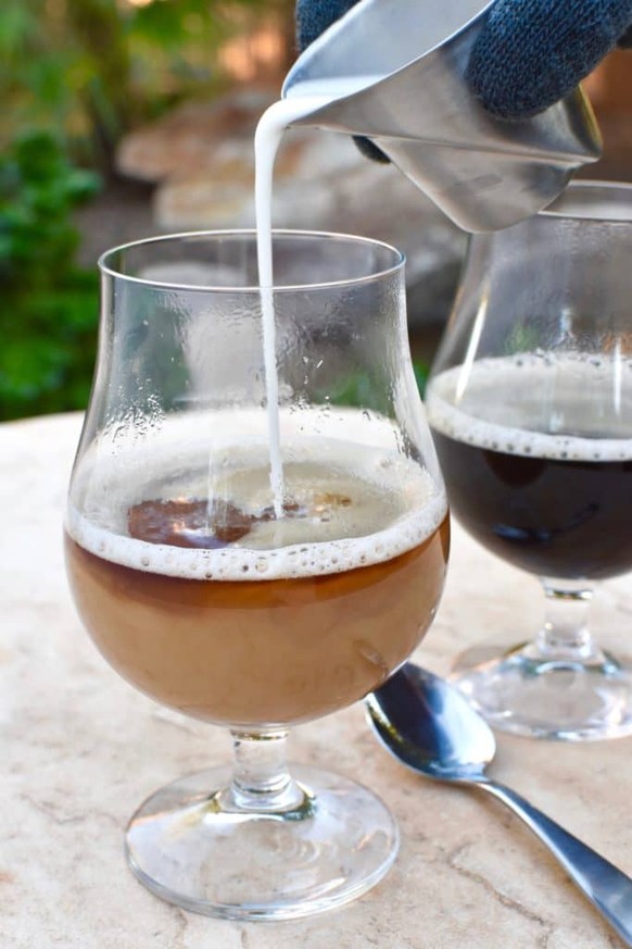 hot white russian cocktail drinks trinken alkohol wodka kaffee espresso https://thespicyapron.com/recipe/hot-white-russian-cocktail-warm/