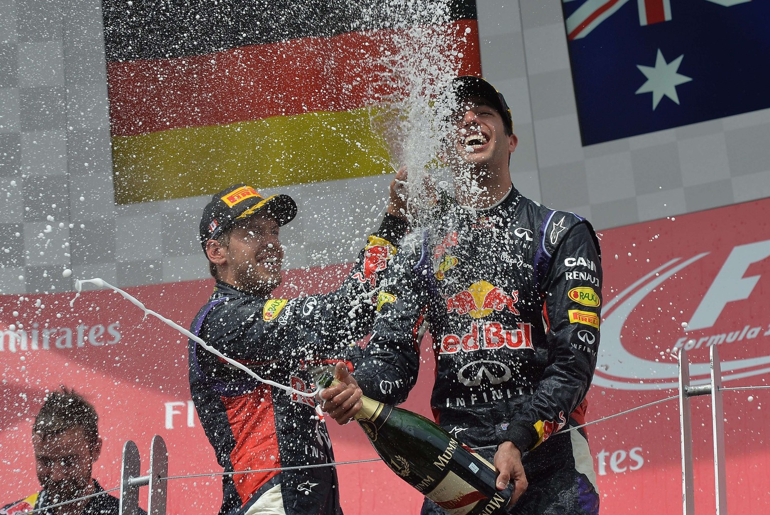 Champagnerdusche für den Sieger – Vettel feiert Teamkollege Ricciardo.