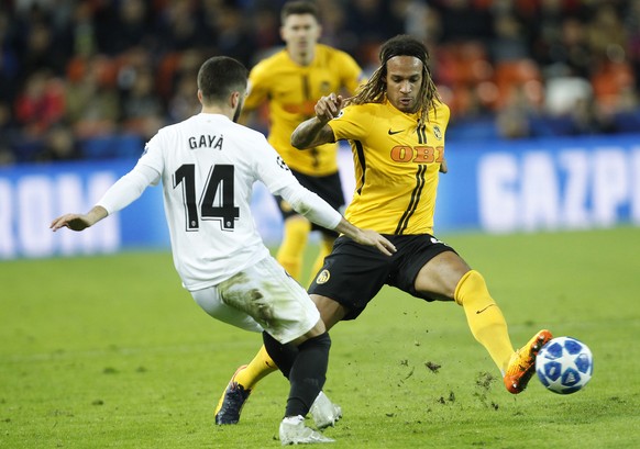 Valencia defender Jose Gaya, left, duels for the ball with Young Boys&#039; Kevin Mbabu, right, during a Group H Champions League soccer match between Valencia and Young Boys at the Mestalla Stadium i ...