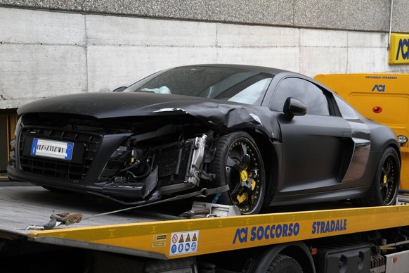 Bildnummer: 06547614 Datum: 20.09.2010 Copyright: imago/Granata Images
Der Unfallwagen (Audi R8) von Mario Balotelli (Manchester City) auf einem Abschleppwagen PUBLICATIONxINxGERxSUIxAUTxONLY; Herren  ...