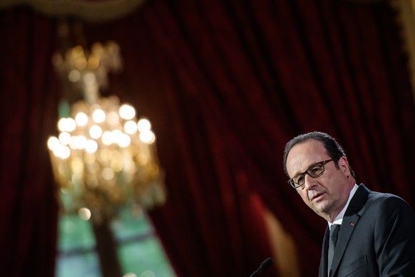 epa05908827 French President Francois Hollande delivers a speech as part of a ceremony to award French citizenship to former Senegalese riflemen veterans at the Elysee Palace in Paris, France, 15 Apri ...