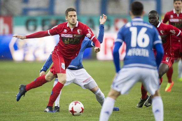 Gregory Karlen, links, von Sion im Spiel gegen Francois Affolter, rechts, von Luzern beim Super League Meisterschaftsspiel zwischen dem FC Luzern und dem FC Sion vom Samstag, 18. Maerz, 2017 in Luzern ...