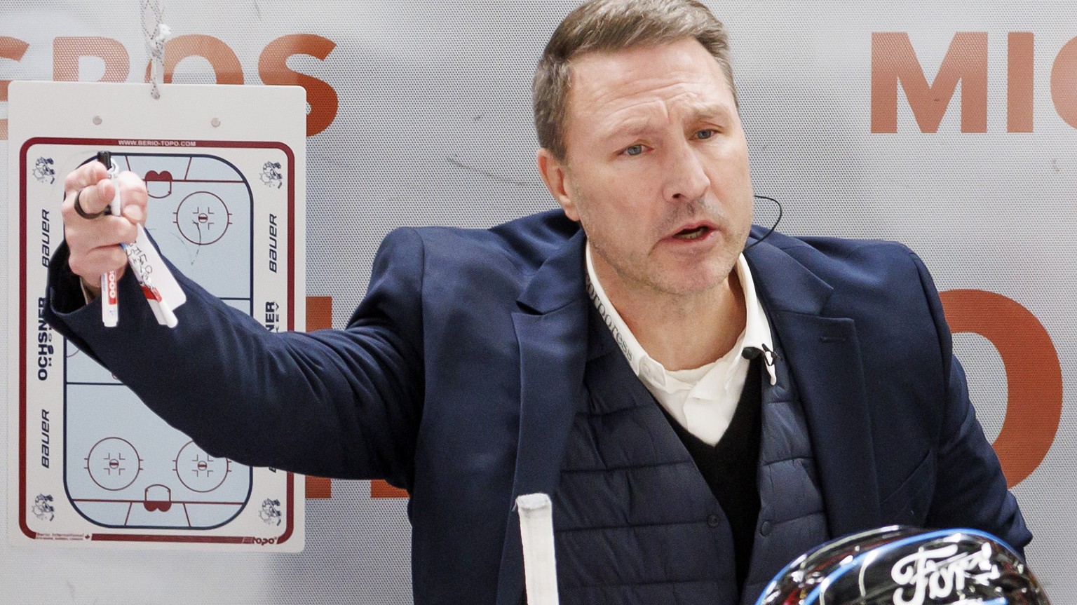 Kloten&#039;s Head coach Jeff Tomlinson gestures, during a National League regular season game of the Swiss Championship between Lausanne HC and EHC Kloten, at the Vaudoise Arena in Lausanne, Switzerl ...
