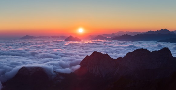 Sonnenaufgang über dem Stanserhorn mit Nebelmeer fotografiert vom Brienzer Rothorn im Juli 2020.