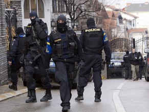 Maskierte EU-Spezialeinheiten umstellen die Residenz von Uke Rugova.