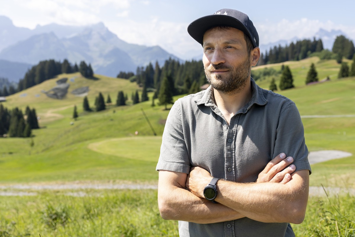 epa13124606 French-Swiss artist Saype in front of of his artwork 'A portee de ciel' at the Villars Golf Club, in Villars-sur-Ollon, Switzerland, 21 July 2026. EPA/SALVATORE DI NOLFI