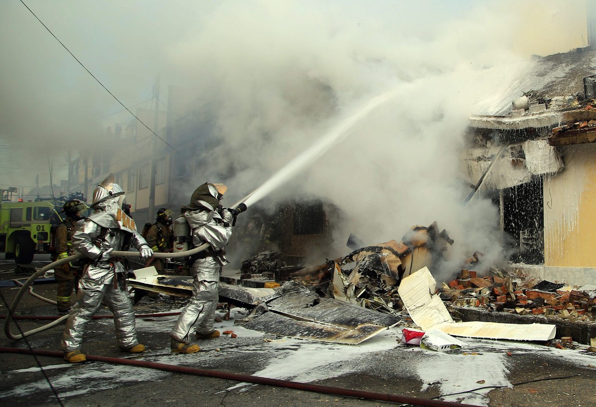 Feuerwehrleute löschen den Brand in Bogotá.