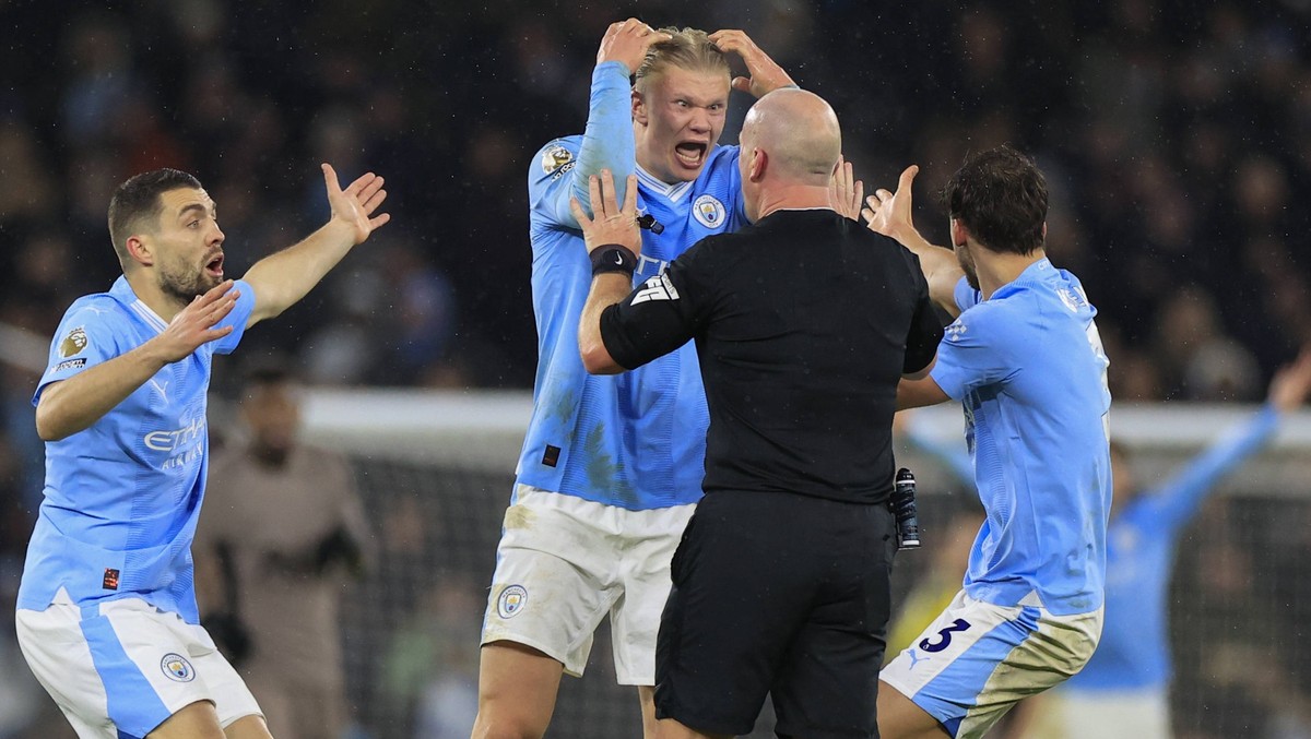 Premier League Manchester City v Tottenham Hotspur Erling Haaland 9 of Manchester City rages at referee Simon Hooper during the Premier League match Manchester City vs Tottenham Hotspur at Etihad Stad ...