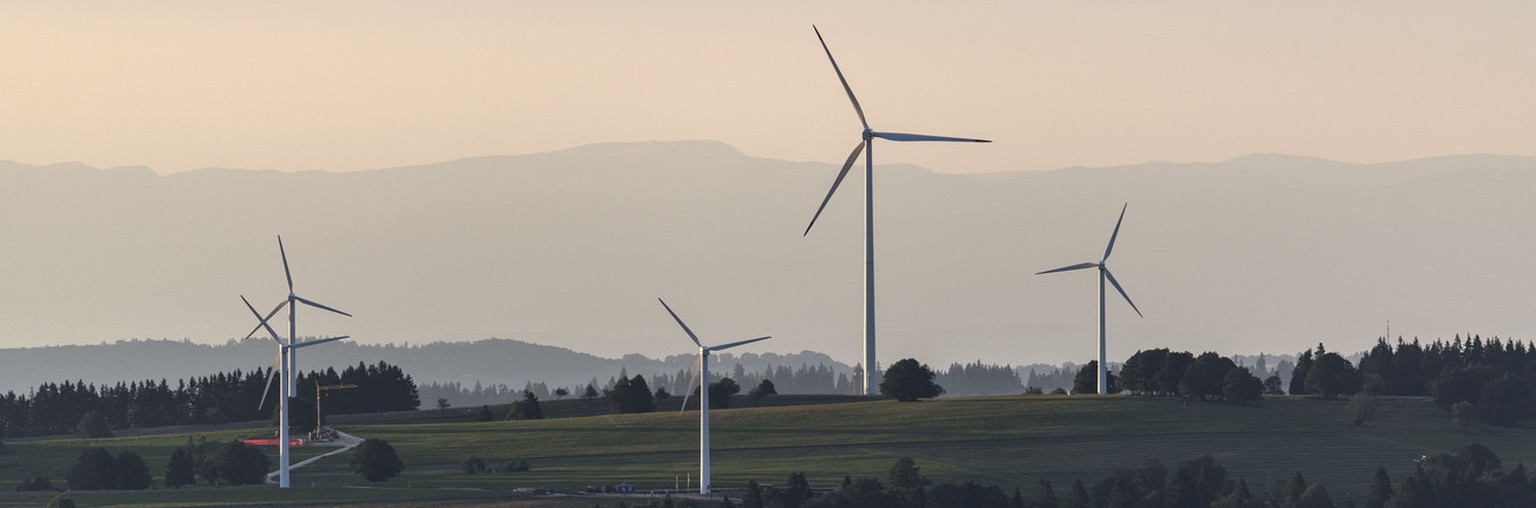 Wind power plants on Mont-Soleil mountain, Bernese Jura, canton of Berne, Switzerland, as seen from Chasseral mountain, pictured on August 12, 2013. (KEYSTONE/Christian Beutler)

Windkraftanlagen auf  ...