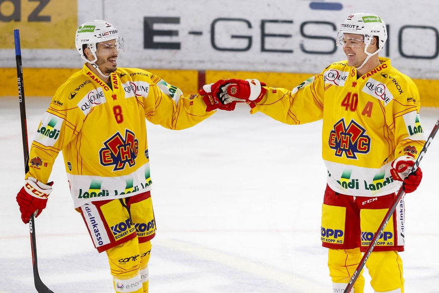 L&#039;attaquant biennois Jan Neuenschwander, droite, celebre son but avec avec l&#039;attaquant biennois Fabian Luethi, gauche, lors de la rencontre du championnat suisse de hockey sur glace de Natio ...