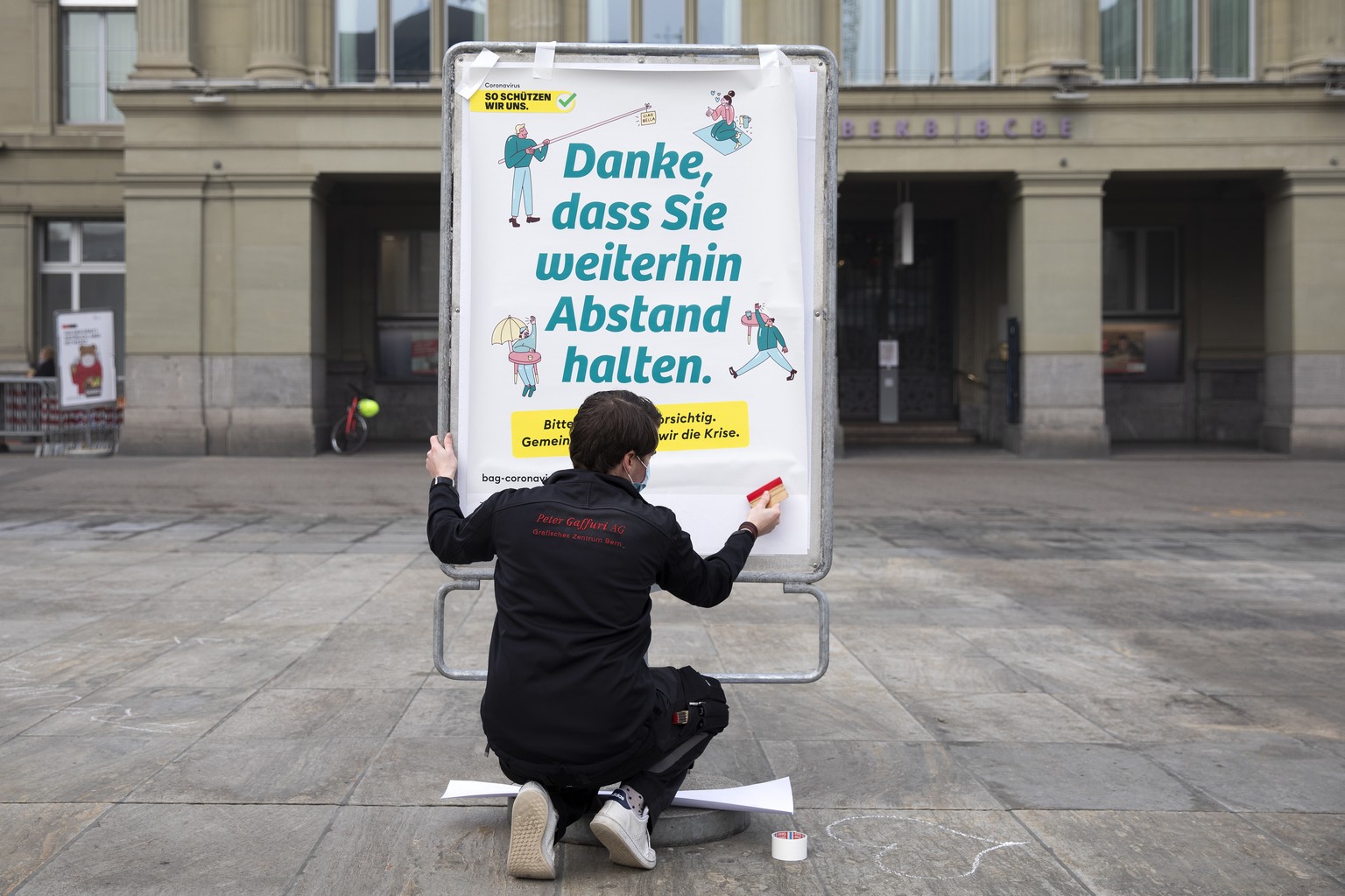 Ein neues weisses BAG-Plakat mit der Verhaltensregel &quot;Danke, dass Sie weitherin Abstand halten&quot;, &quot;Merci de continuer a garder vos distances&quot; im Umgang mit dem Coronavirus wird auf  ...