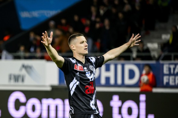 Joie de l&#039;attaquant luganais Zan Celar, apres avoir marque le deuxieme but sur penalty au gardien valaisan Timothy Fayulu lors de la demi-finale de la Coupe de Suisse de football entre FC Sion et ...