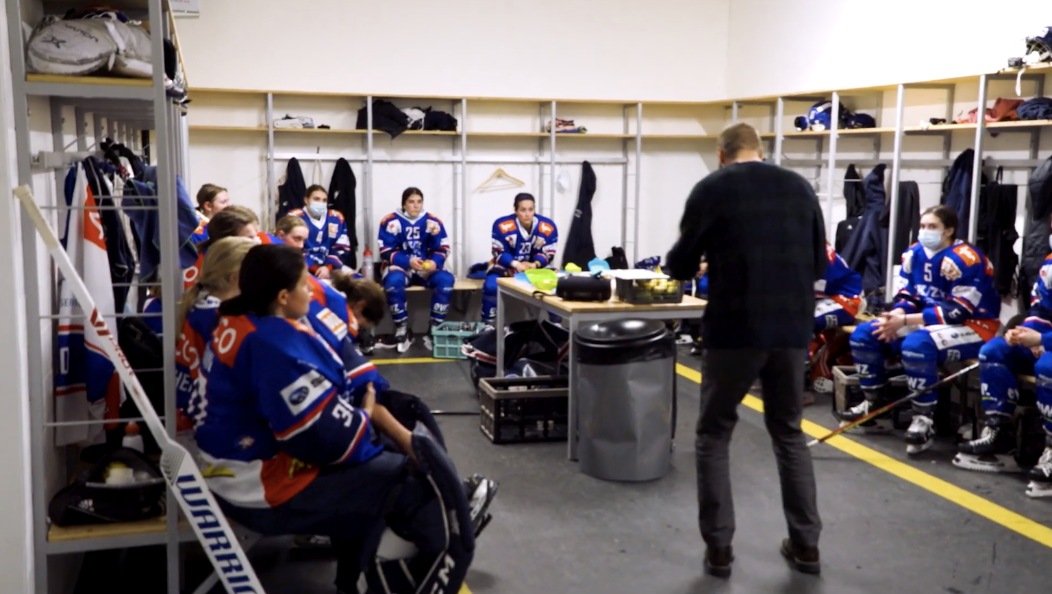 In der Dokumentation des Eishockeyverbands erhält man unter anderem einen Einblick in die Garderobe der Lions Frauen.