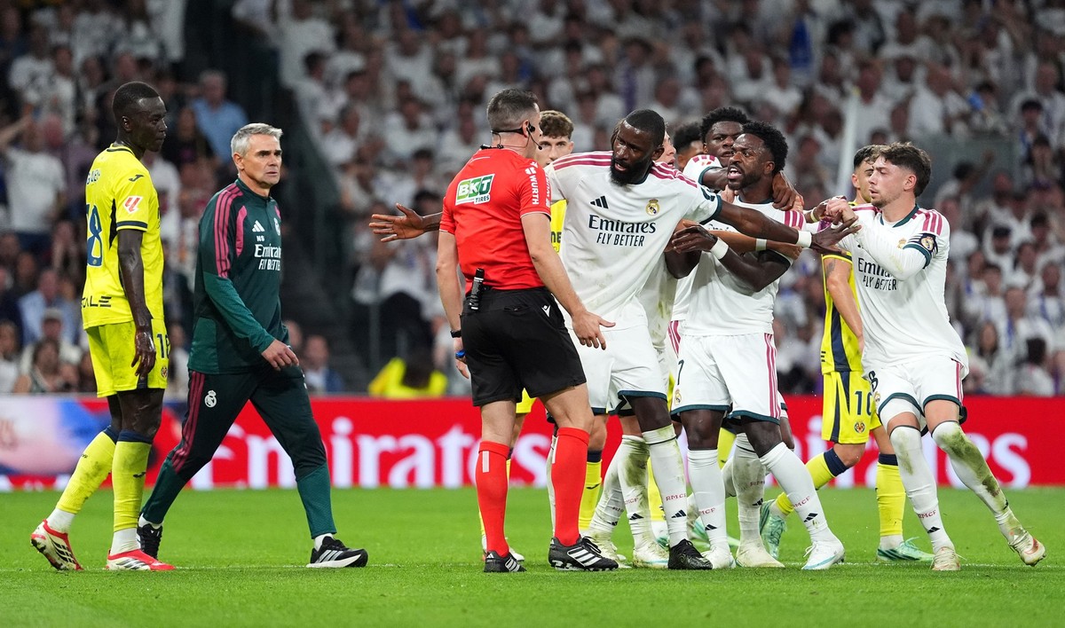 MADRID, SPAIN - OCTOBER 10: Vinicius Junior of Real Madrid is held back by teammate Antonio Rudiger after receiving a red card from referee Isidro Diaz de Mera Escuderos during the LaLiga EA Sports 20 ...
