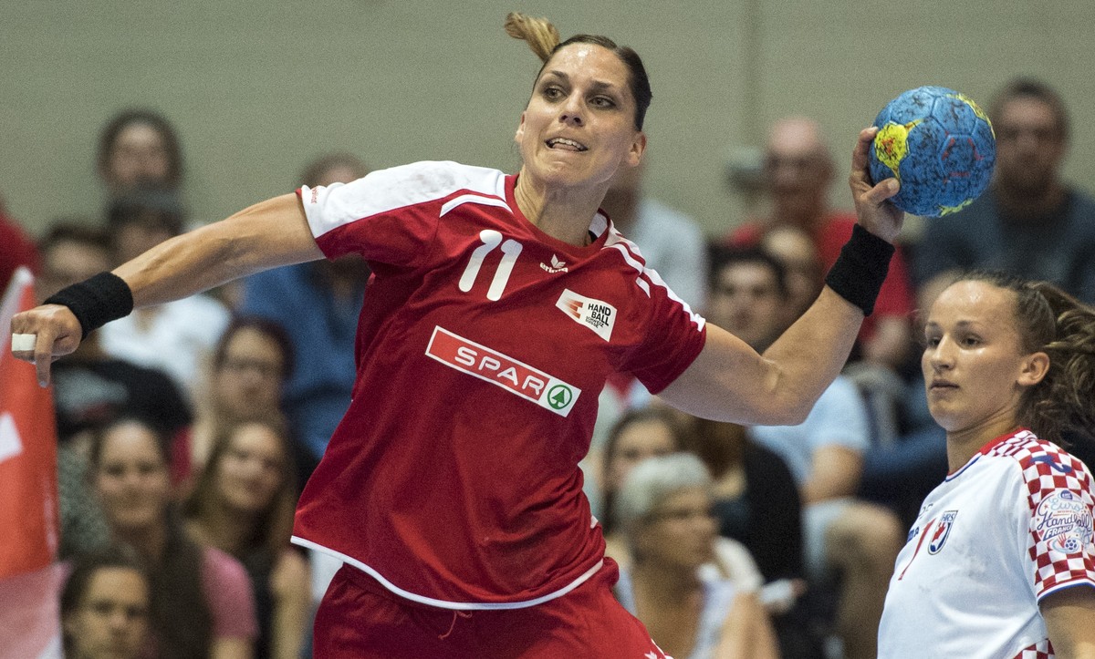 Switzerland's Karin Weigelt, left, in action during the 2018 Women's Handball European Championship group 1 qualifier match between Switzerland and Croatia in the Stadthalle in Sursee, Switz ...
