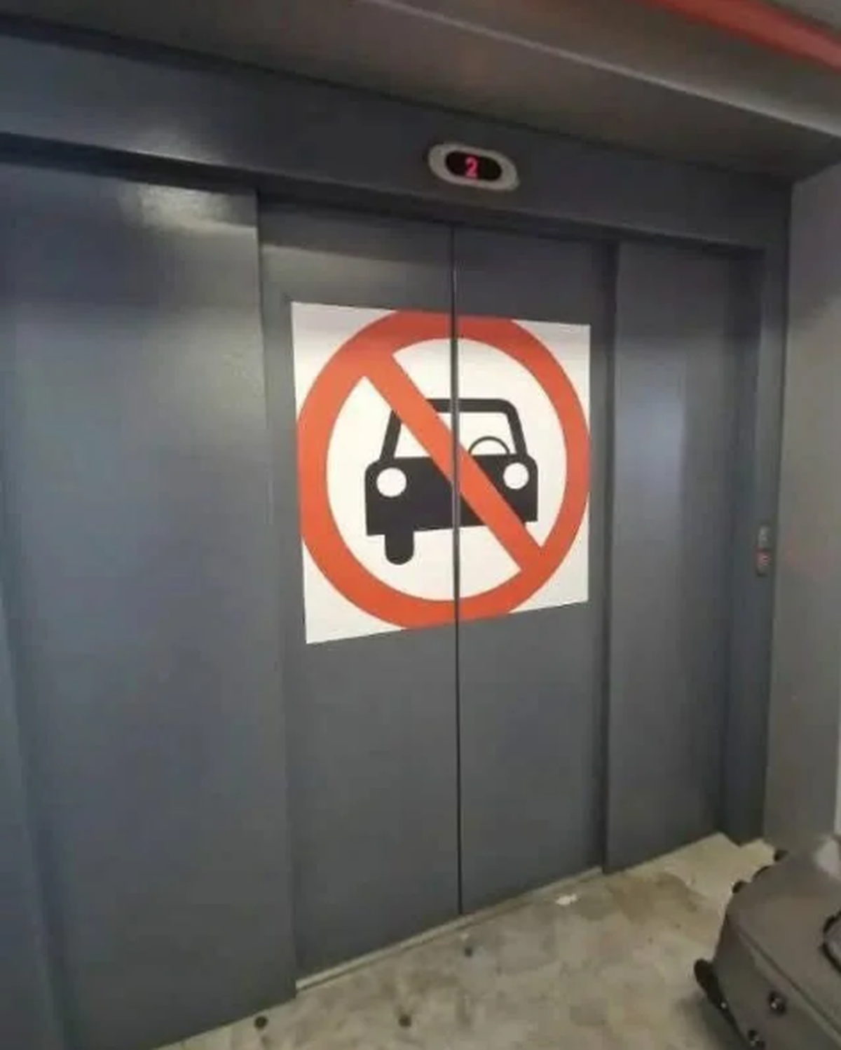 Lustige Fails: Auto darf nicht in Lift Schild