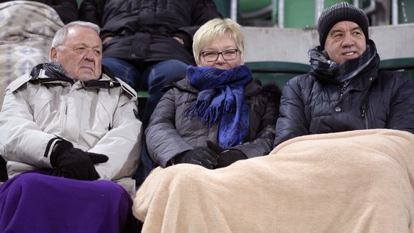 Dick eingepackte Zuschauer beim Fussball Meisterschaftsspiel der Super League zwischen dem FC St. Gallen und dem FC Zuerich am Samstag, 7. Februar 2015, in der AFG Arena in St. Gallen. (KEYSTONE/Walte ...