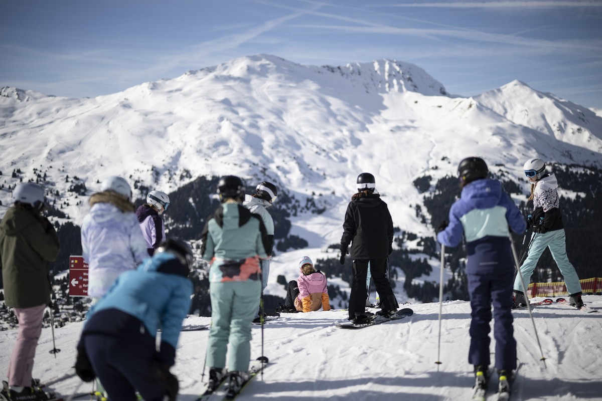 Menschen geniessen den Tag auf der Piste im Skigebiet Arosa Lenzerheide, am Montag, 5. Februar 2024, in Parpan. (KEYSTONE/Gian Ehrenzeller)