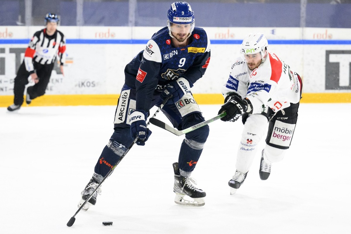 L'attaquant neuchatelois Oliver Achermann, gauche, lutte pour le puck avec l'attaquant soleurois Stanislav Horansky, droite, lors de la rencontre de playoff 1/2 de final acte 6 du championna ...