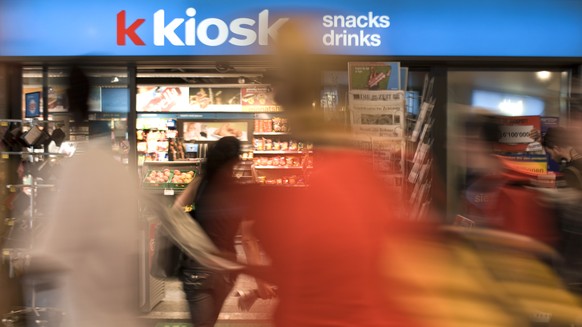 ARCHIV - Passanten gehen am 16. Mai 2008 an einer Kiosk-Filiale im Hauptbahnhof in Zuerich, Schweiz, vorbei. Die k kiosk-Kette, welche mit ueber 1000 Filialen die Mehrheit der Kioske in der Schweiz be ...