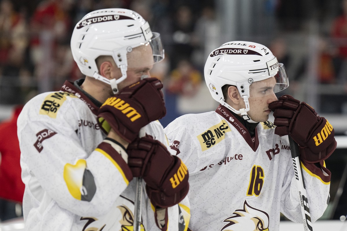 Gengs Theodor Lennstroem, links, und Antoine Guignard sind enttaeuscht im zweiten Eishockey Play In Spiel der National League zwischen dem EHC Biel und Genf Servette HC, am Samstag, 9. Maerz 2024, in  ...
