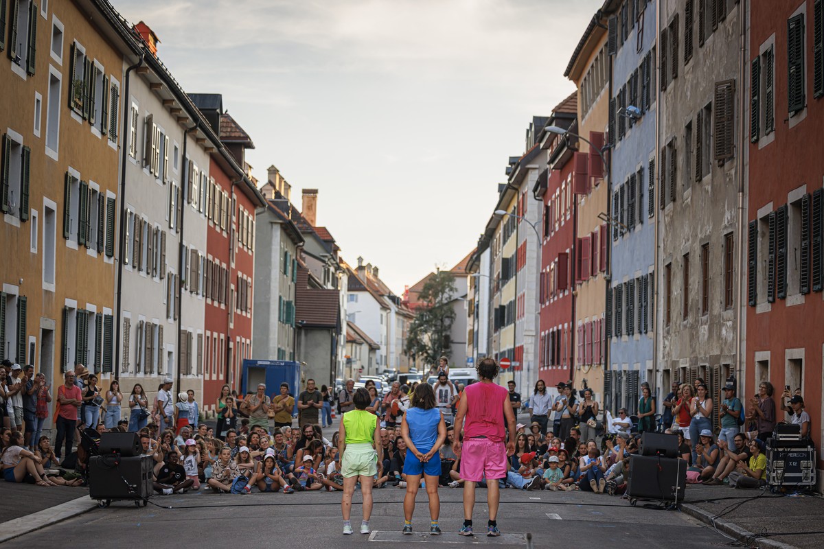 Le "collectif du jeudi" (Suisse) realise son spectacle "49. Serie" au Festival international des arts de la rue "La Plage des Six Pompes" dont l'edition precedente a ...