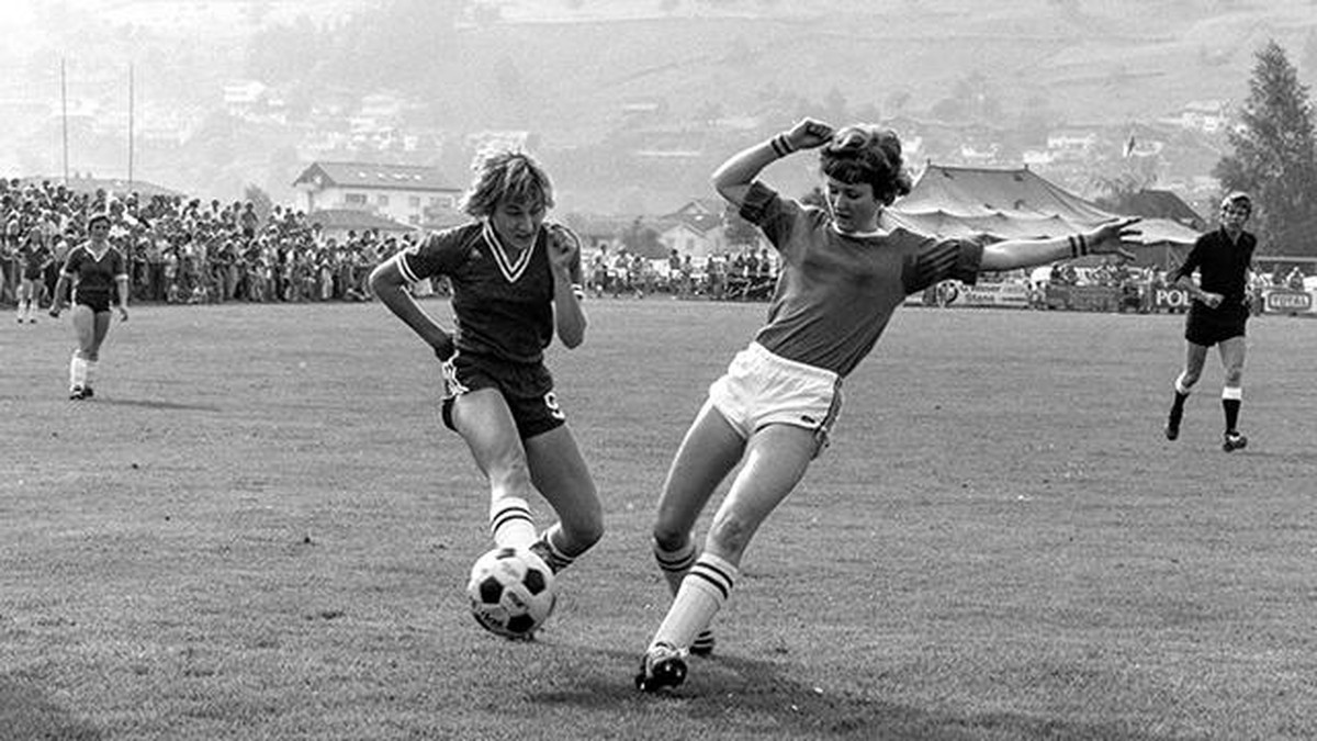 Journalisten gingen früher hart ins Gericht mit Schweizer Fussballerinnen.