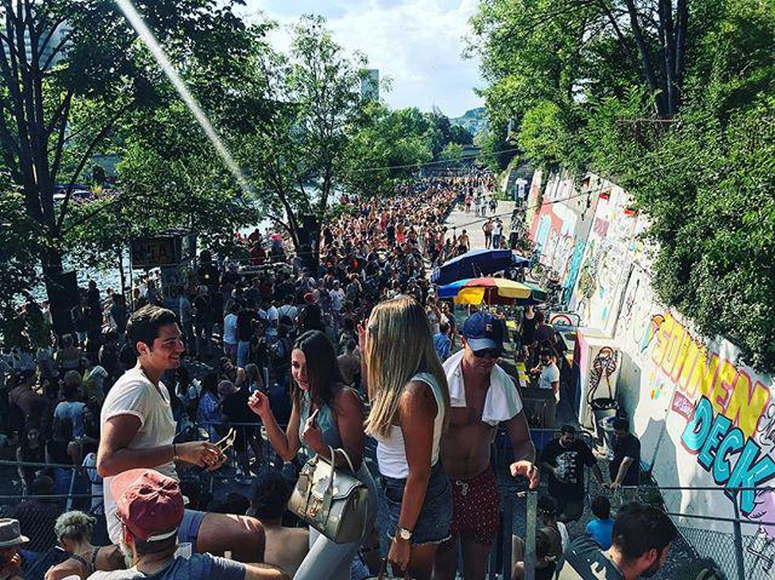Wie hier am Lettenfest drängen sich normalerweise hunderte Menschen an den Daydance-Partys des «Primitivo» am Oberen Letten in Zürich. 