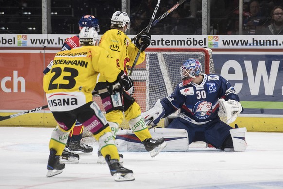 Berns Simon Bodenmann, links, trifft zum 4:3 Tor gegen ZSC Goalie Lukas Flueeler, rechts, im zweiten Eishockey Playoff-Halbfinalspiel der National League zwischen den ZSC Lions und dem SC Bern am Donn ...