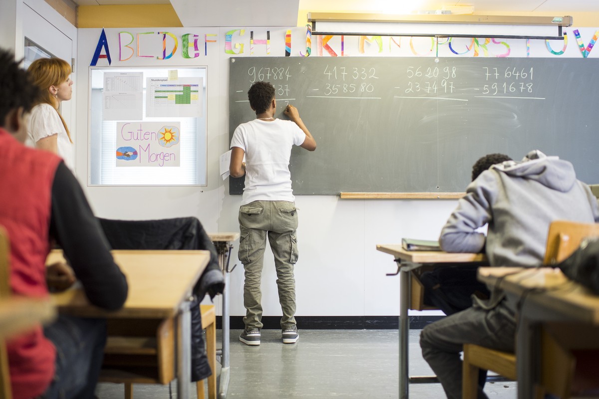 ARCHIV --- ZU DEN EMPFEHLUNGEN DER SODK ZU UNBEGLEITETEN MINDERJAEHRIGEN IM ASYLBEREICH STELLEN WIR IHNEN FOLGENDES BILD ZUR VERFUEGUNG --- Lehrerin Silva, links, beobachtet ihren Schueler Samuel, Mit ...