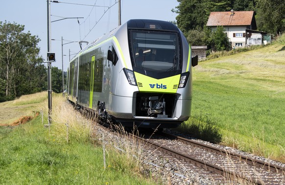 Der neue BLS Pendelzug RABe 528 vom Typ Flirt des Erbauers Stadler Rail verkehrt auf einer Teststrecke der Betreiberfirma Emmentalbahn zwischen Duerrenroth und Huttwil, am Donnerstag, 25. Juni 2020, i ...