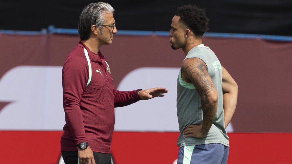 Switzerland's head coach Murat Yakin talks to Noah Okafor during a training session of the Swiss national soccer team at the Killarney Park in Vancouver, Canada, Tuesday, June 23, 2026, during th ...