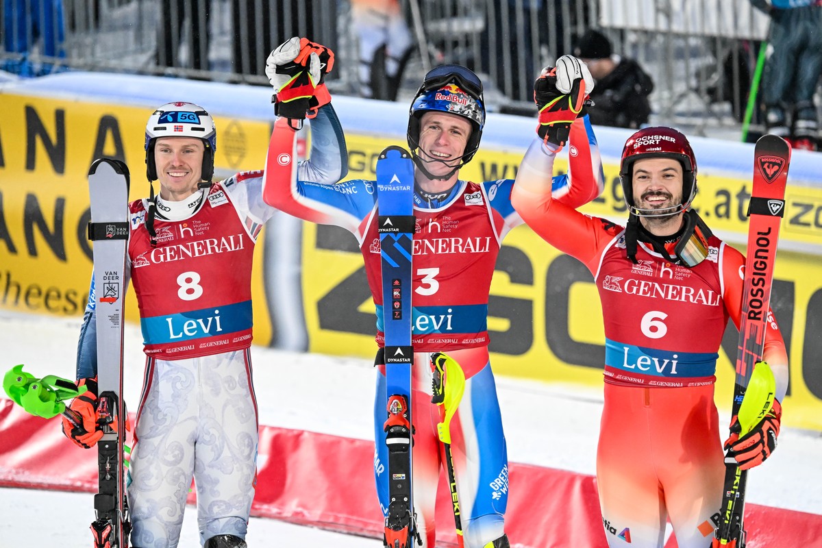 epa11725676 Second placed Henrik Kristoffersen of Norway (L), winner Clement Noel of France (C) and third placed Loic Meillard of Switzerland (R) celebrate in the finish area after the Men?s Slalom ra ...
