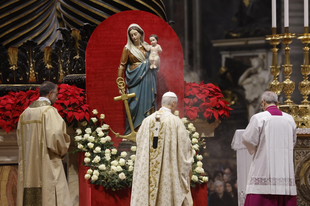epa12611713 Pope Leo XIV (C) celebrates Holy Mass for Christmas at St. Peter's Basilica in the Vatican, 25 December 2025. EPA/FABIO FRUSTACI