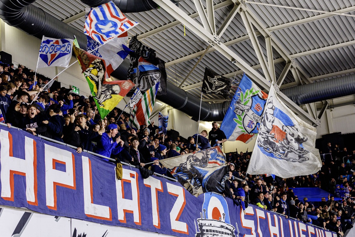 Kloten Fans feiern ein Tor ihres Teams waehrend dem Eishockey-Meisterschaftsspiel der National League zwischen den Teams EHC Kloten und HC Ambri-Piotta am Samstag, 21. Dezember 2024, in Kloten. (KEYST ...