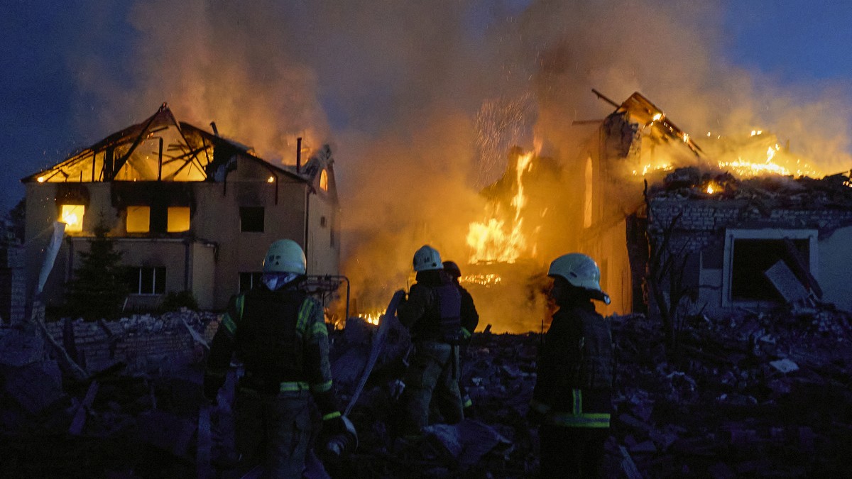 epa11330778 Ukrainian rescuers work to extinguish a fire at the site of an overnight missile strike on private buildings in Kharkiv, northeastern Ukraine, 10 May 2024, amid the Russian invasion. Khark ...