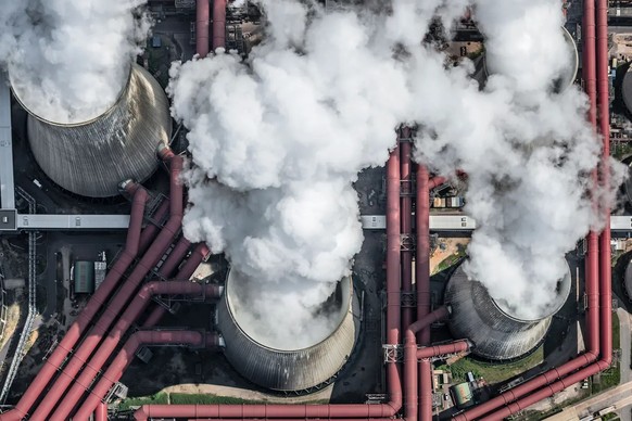 Noch ist der Ausstieg aus fossilen Energien nicht weltweit beschlossen: Dampf steigt aus einem laufenden Kohlekraftwerk.