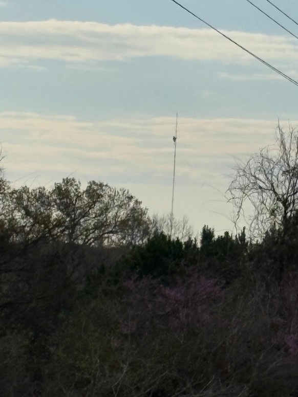 Heissluftballon verfängt sich an Funkturm in Longview, Texas, USA. 28. Februar 2026.