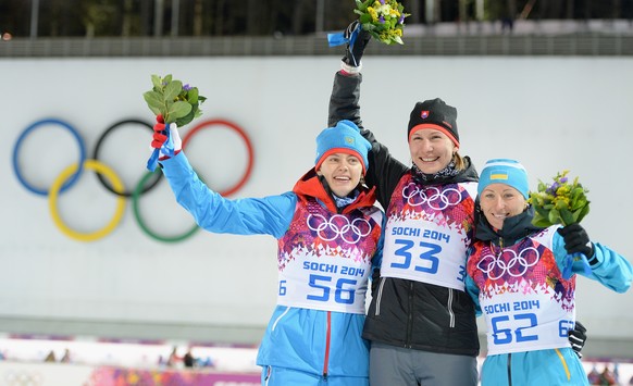 Wiluchina (links) und Semerenko flankieren die alte und neue Olympiasiegerin Kuzmina.