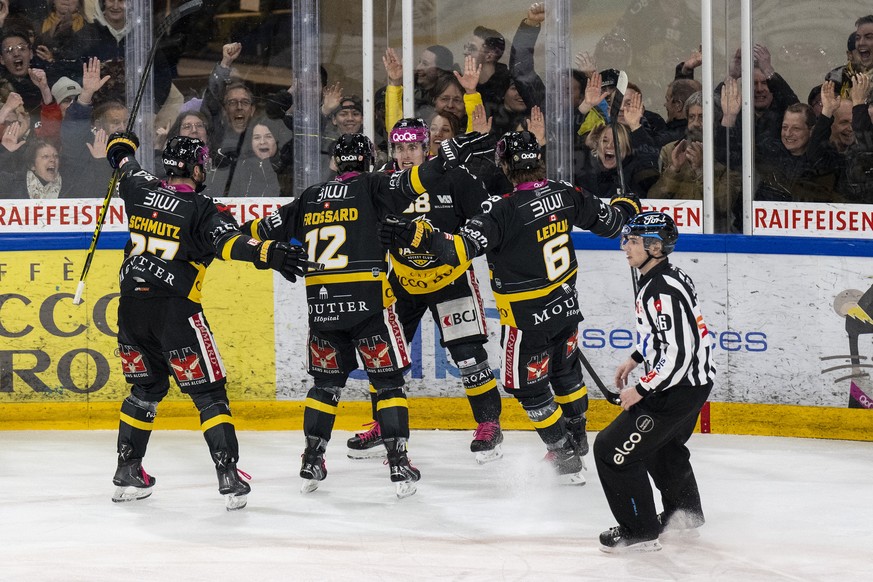 Ajoies Spieler feiern den Treffer zum 2-2 im dritten Spiel der Eishockey Ligaqualifikation der National League zwischen dem HC Ajoie und dem HC La Chaux-de-Fonds in der Raiffeisen Arena in Porrentruy, ...