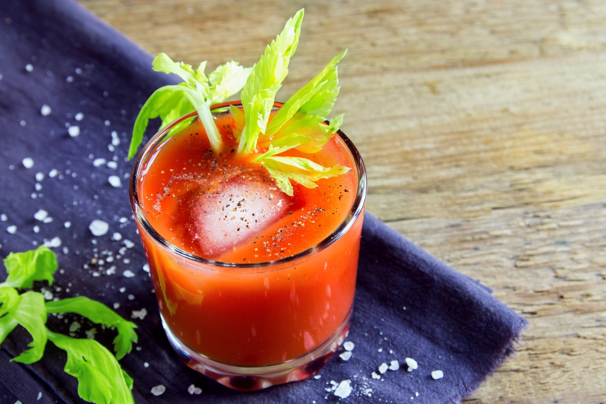 bloody mary drinks cocktail wodka tomatensaft trinken alkohol essen food