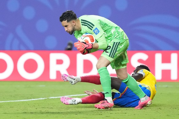 Colombia goalkeeper Camilo Vargas catches the ball during the World Cup round of 32 soccer match between Colombia and Ghana in Kansas City, Mo., Friday, July 3, 2026. (AP Photo/Jeff Roberson)
Camilo V ...