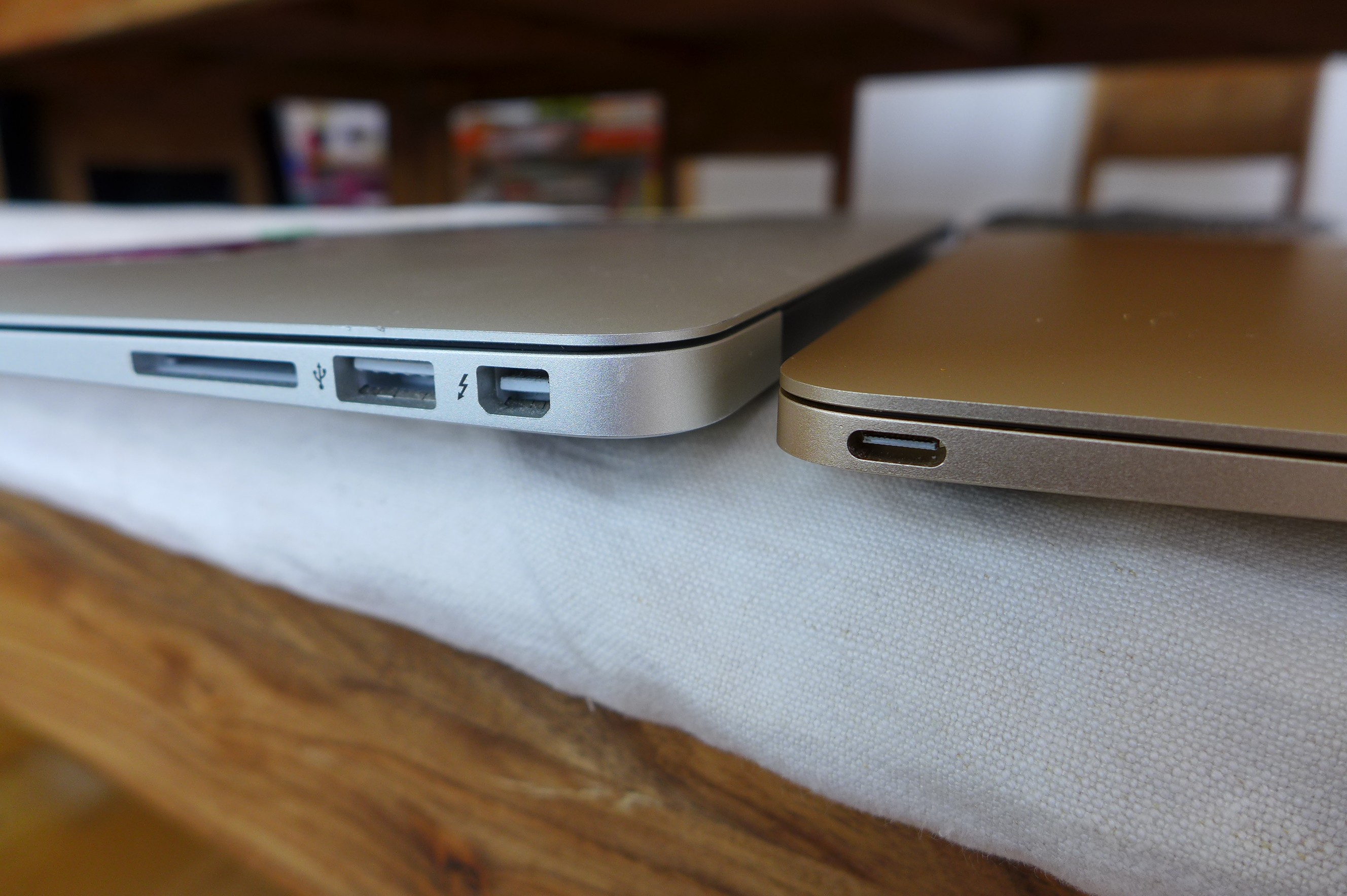 Mein älteres Macbook Air mit SD-Karten-Steckplatz, USB 2 und Thunderbolt-Anschluss (links), daneben das Macbook mit nur einem einzigen «Loch».
